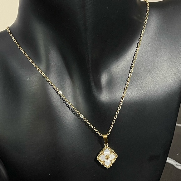 Lya - Chic Four Leaves Clover Necklace StainlessSteel - Picture 10 of 10